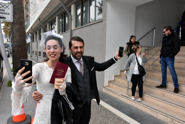 Genç çift evlilik haberini Konya’daki yakınlarına telekonferansla verdi
