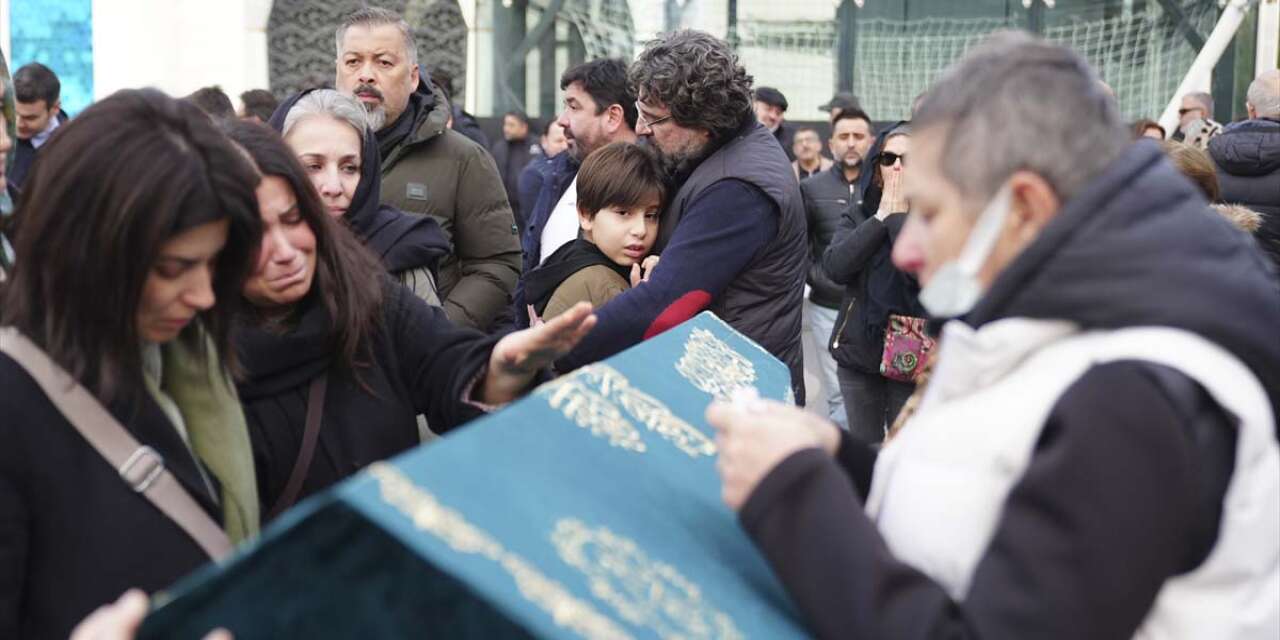 Otomobil kaldırıma çıkıp yayaların arasına dalmıştı! Ölen 2 kişi toprağa verildi