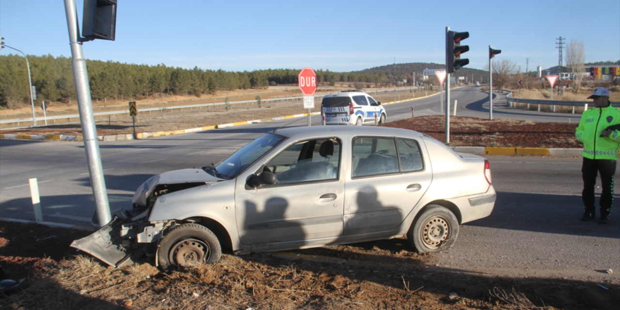 Konya’da otomobil trafik ışığı direğine çarptı