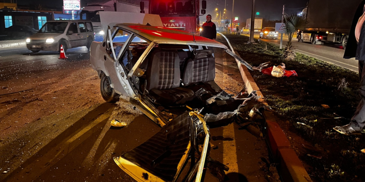 TIR’la çarpışan otomobil ikiye ayrıldı, sürücü sağ çıktı