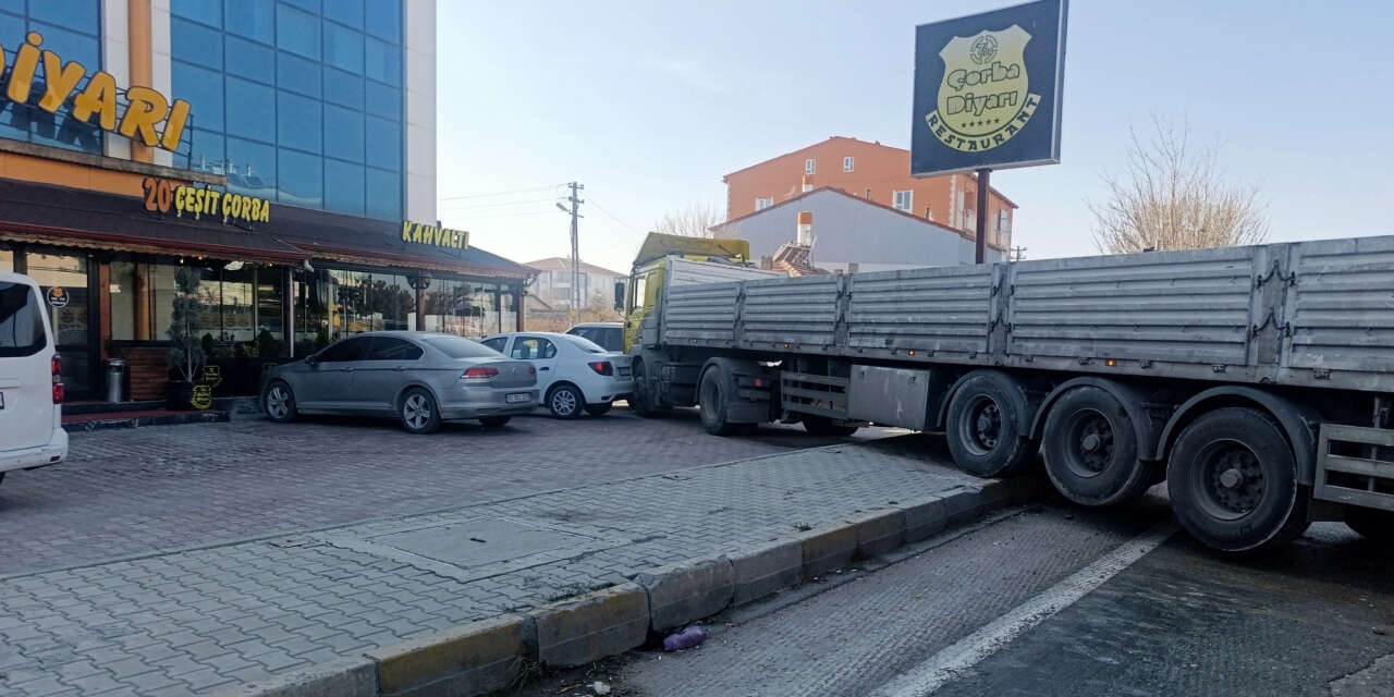 Konya’da TIR, az kalsın çorbacıya giriyordu