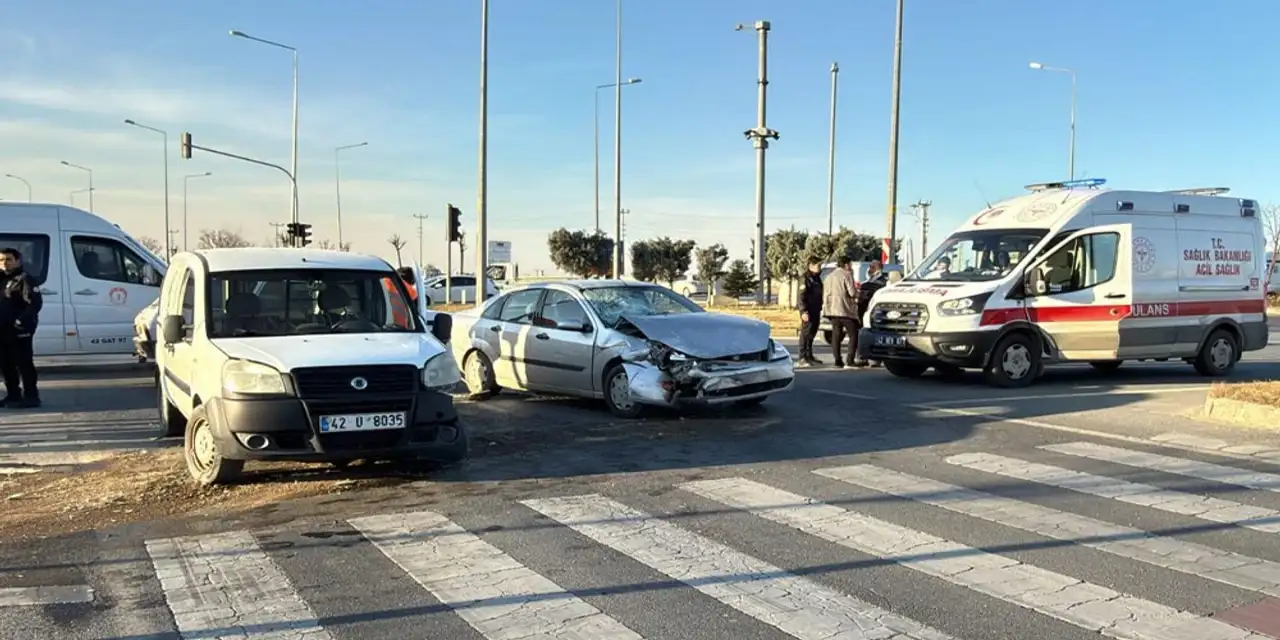 Konya’da kavşakta kaza! İki araç çarpıştı, 3 kişi yaralandı