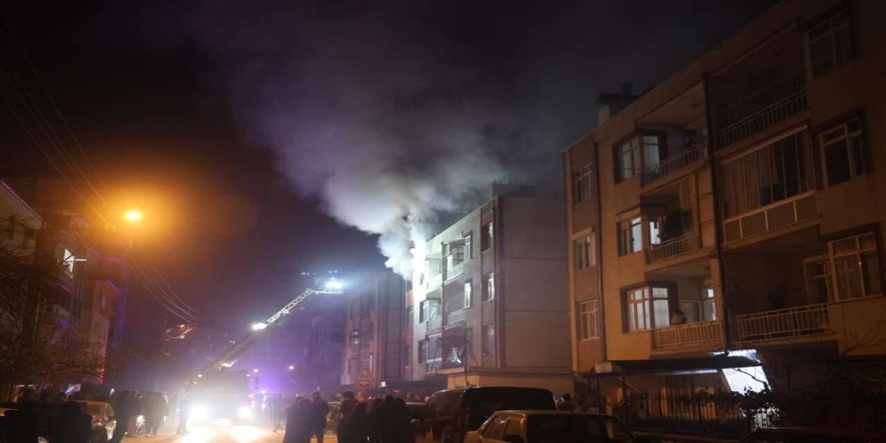 Konya’da 3 katlı binada korkutan yangın