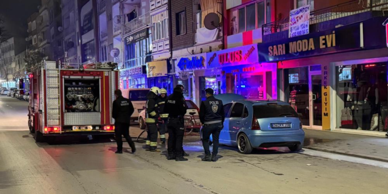 Konya’da park halindeki otomobilde yangın çıktı