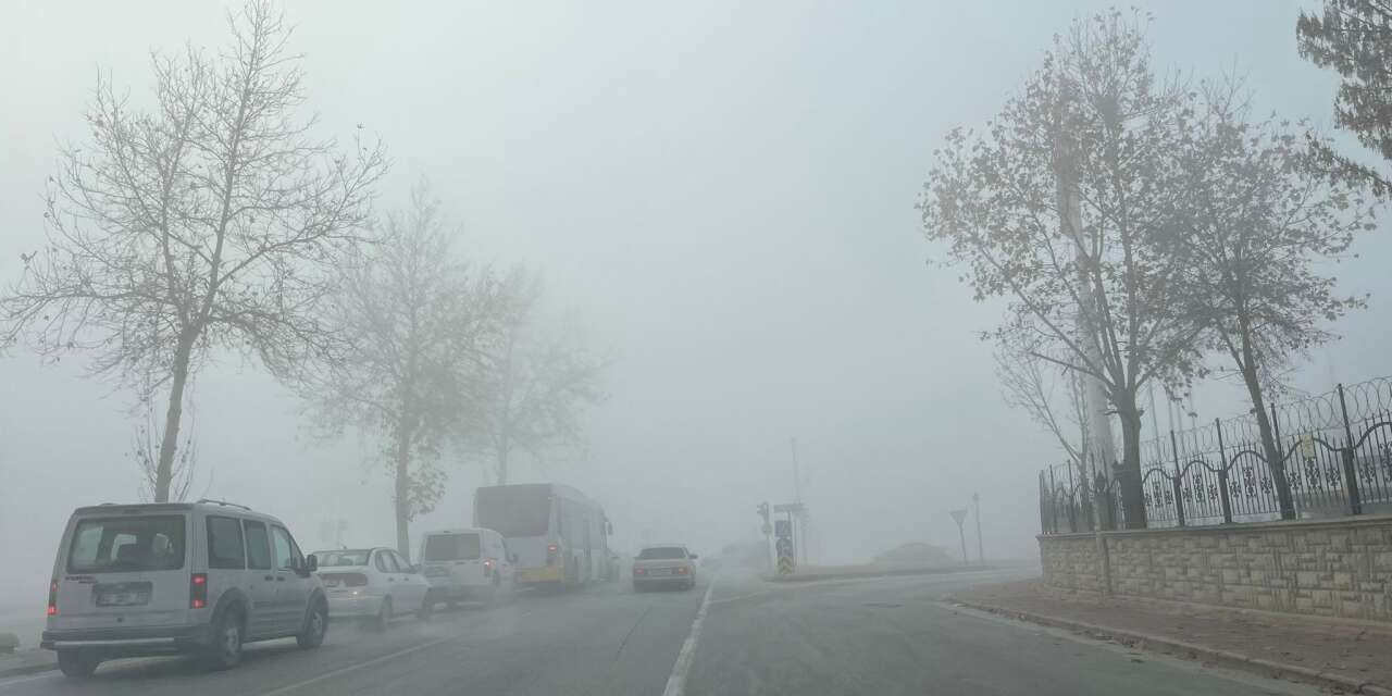 Konya yoğun sisle güne uyandı! Görüş 5 metreye kadar düştü