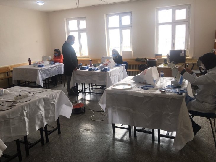 Seydişehir'de usta öğreticiler maske üretiyor