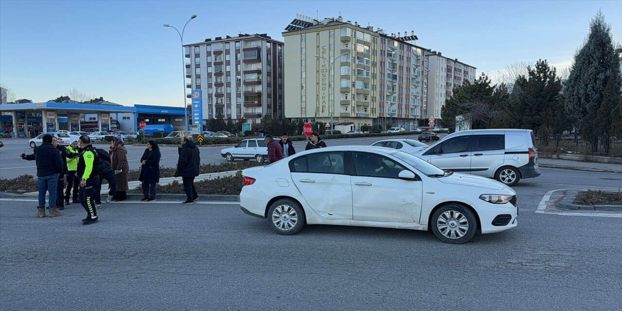 Konya’da otomobil motosiklet ile çarpıştı! 3 yaralı var