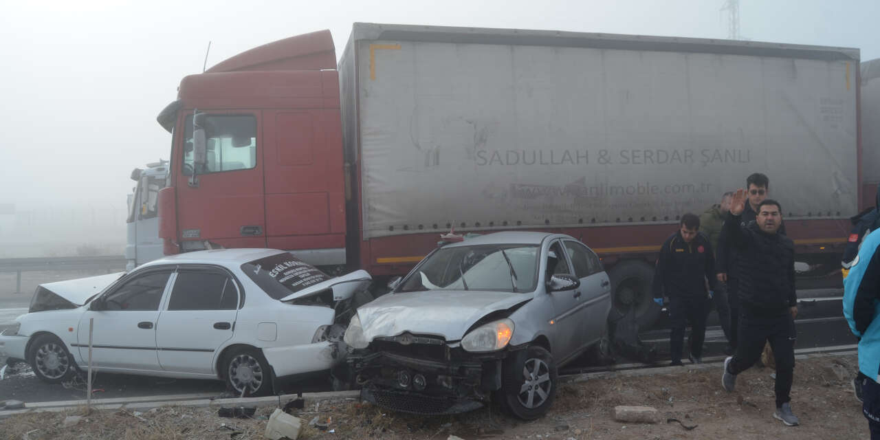 Konya yolunda TIR, 4 otomobili biçti