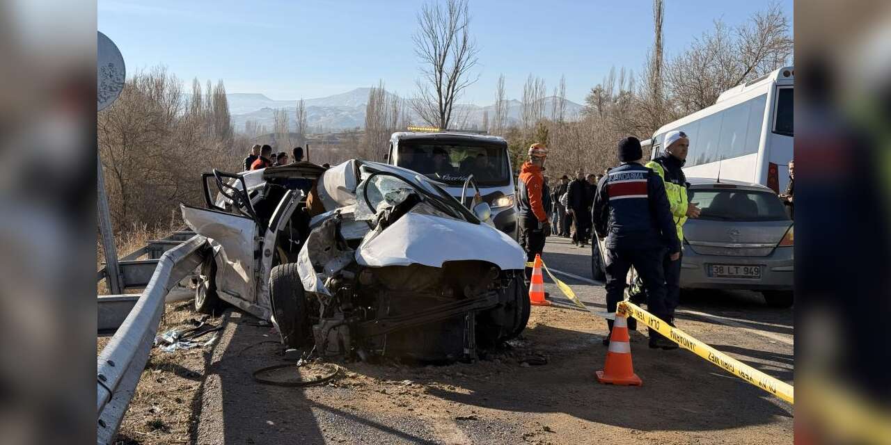 Midibüs otomobille çarpıştı! Çok sayıda yaralı var