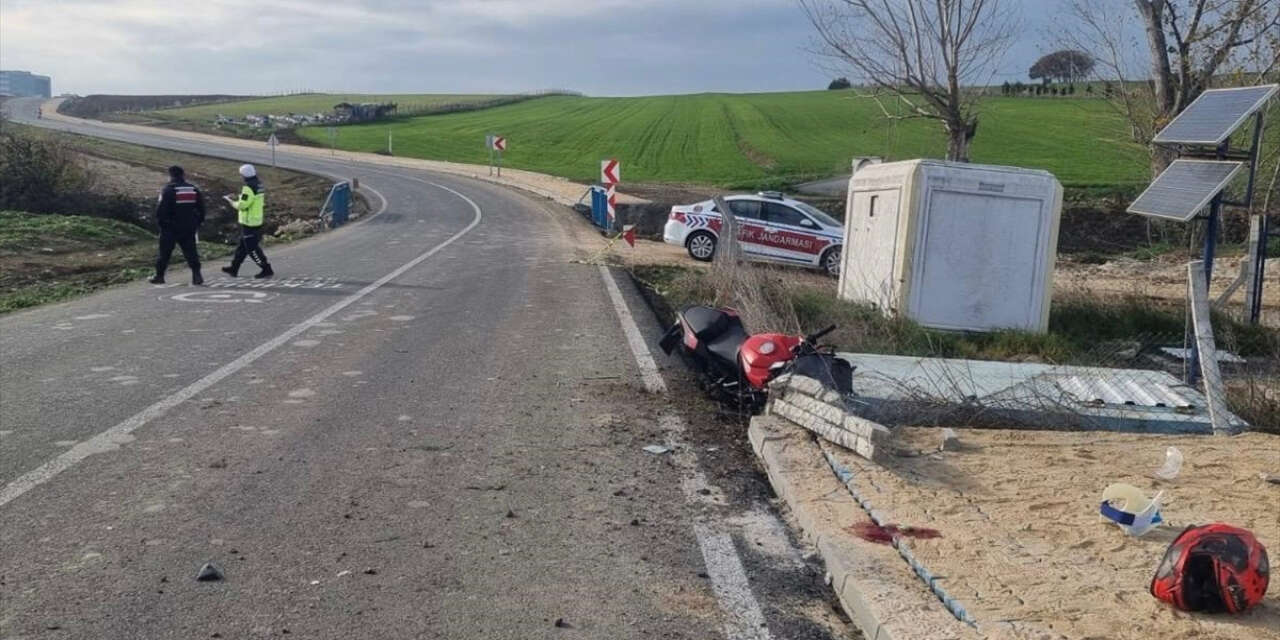 Tel çitlere çarpan motosikletteki 1 kişi öldü, 1 kişi yaralandı