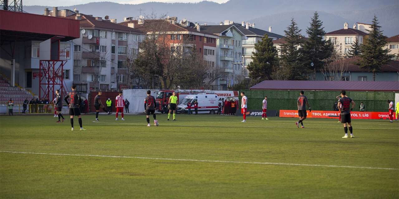 Aylardır maaş alamayan futbolcular maça protesto ile başladı