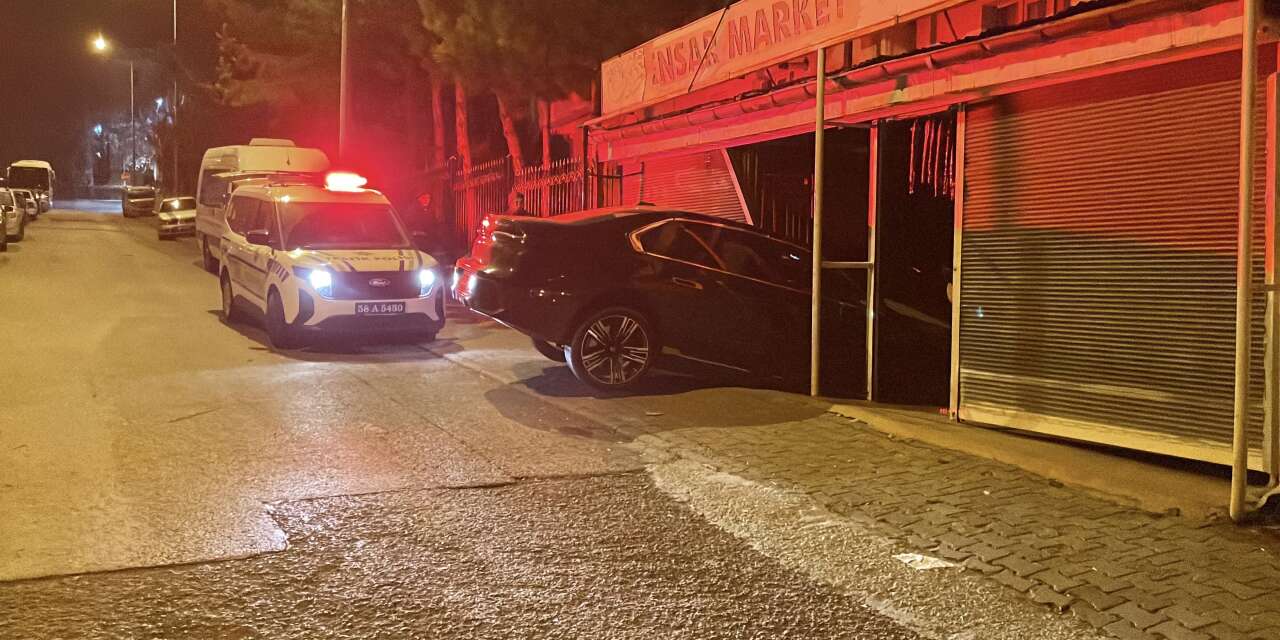 Fren yerine gaza basan kadın sürücü otomobiliyle markete girdi