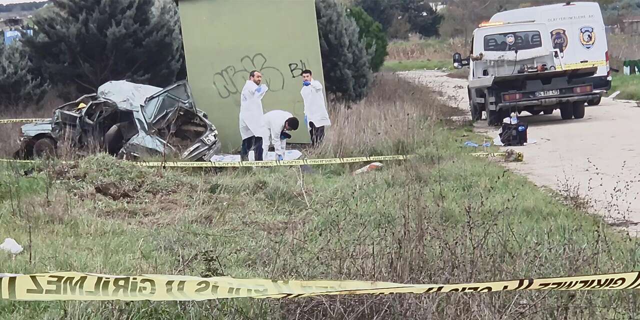 Bariyere çarpıp paramparça olan araç 2 kişiye mezar oldu