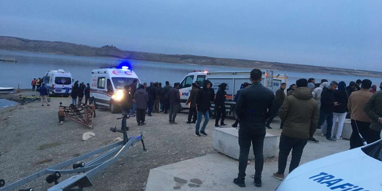 Baraj gölünde tekne alabora oldu! 5 kişiden Fatih Çakır kayıp