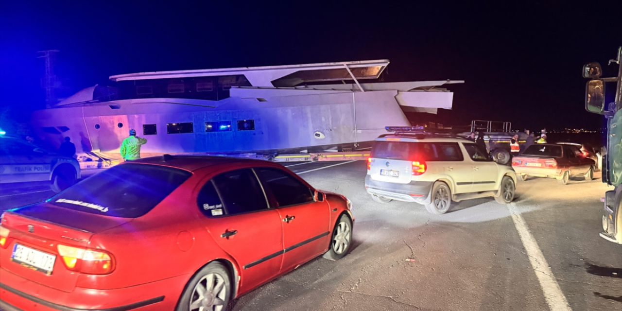 Karayolunda yat gören sürücüler gözlerine inanamadı