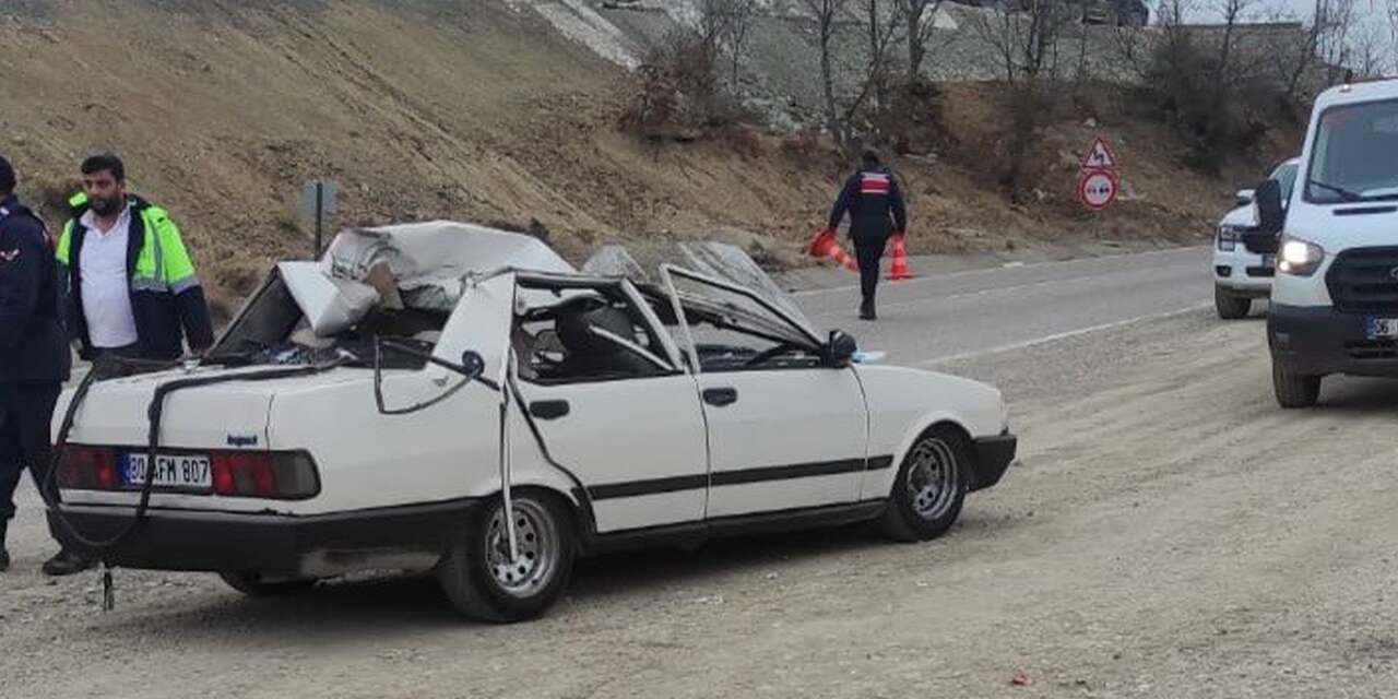 Otomobil kepçe ağzına çarptı! 5 kişi ölümden kıl payı kurtuldu