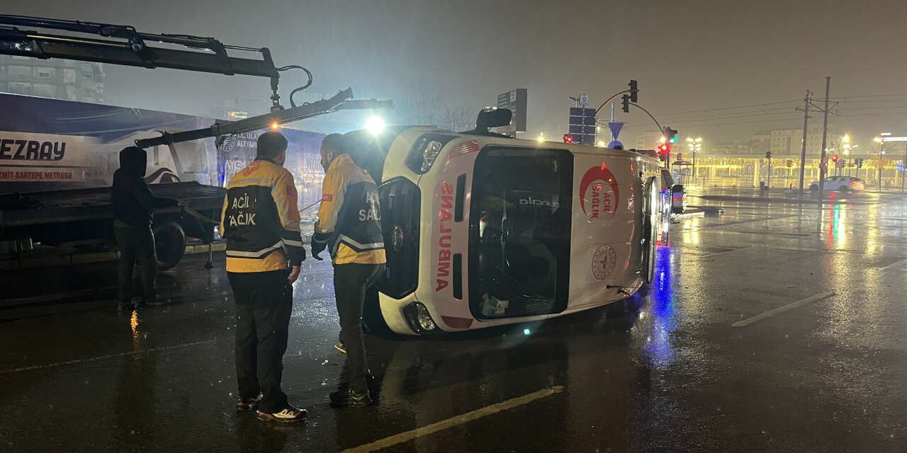 Panelvanla çarpışan ambulans devrildi! Çok sayıda yaralı var