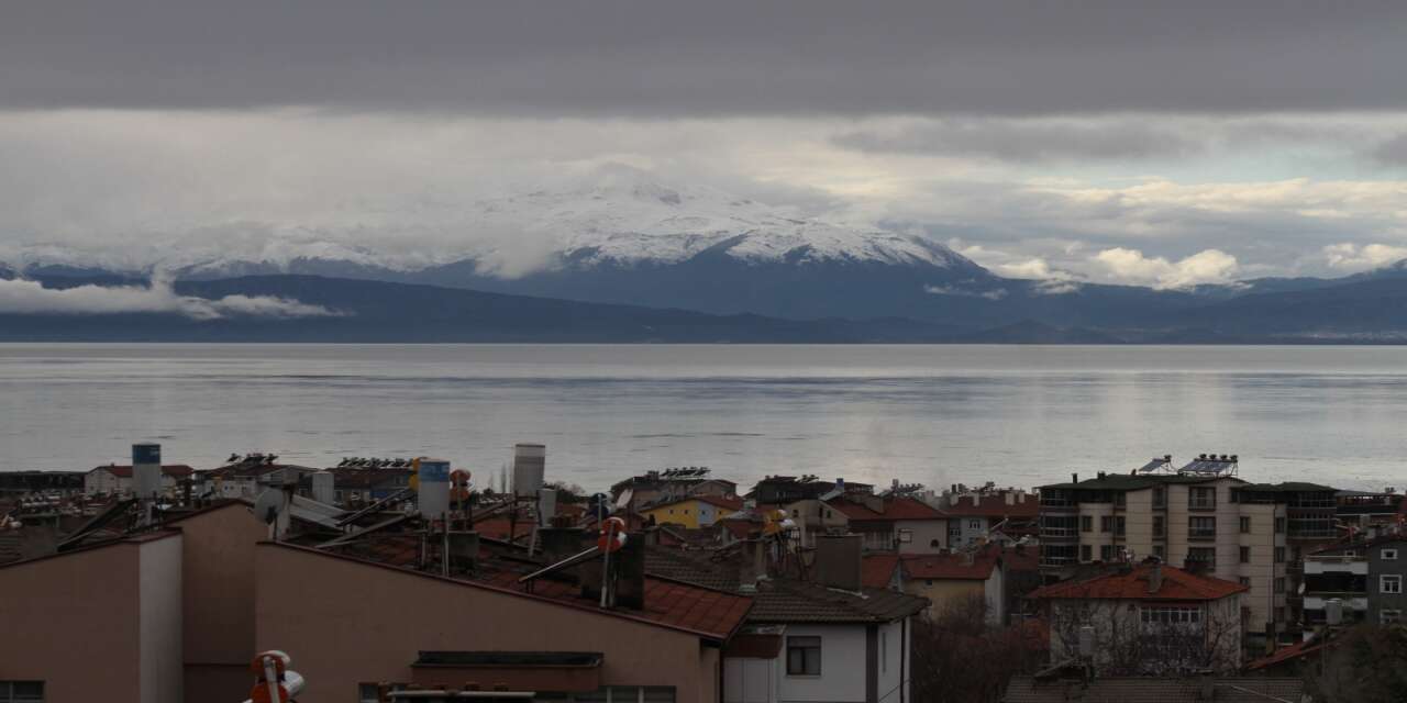 Konya’nın zirvesi gelinliğini giydi