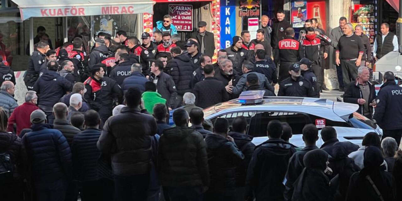 İnşaat işçileri şehrin merkezinde bıçakla birbirine girdi! 8 yaralı var