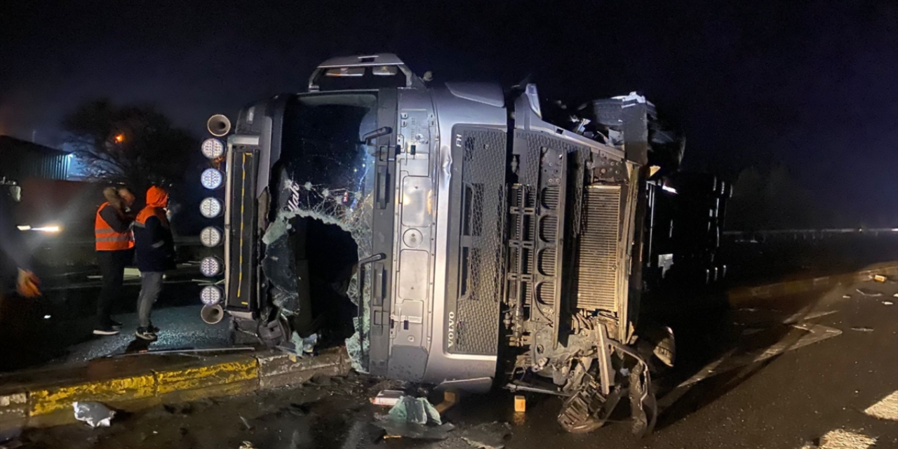 Konya - Ankara yolunu kapatan kaza! 2 yaralı var