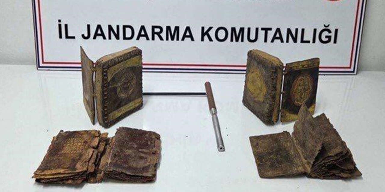 Tarihi eser kaçakçılarına darbe! 2 Tevrat ele geçirildi