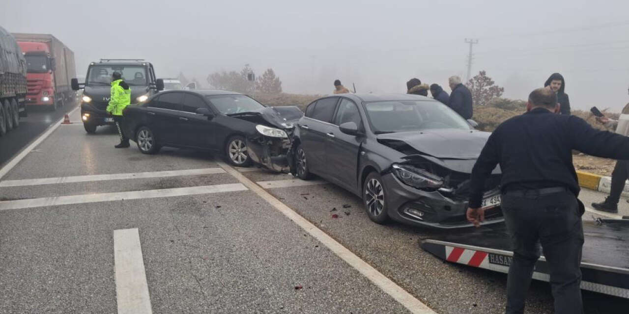 Konya - Ankara yolunda sis trafiği felç etti
