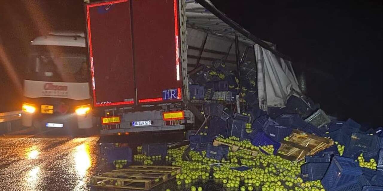 Konya’da TIR bariyerlere çarptı, yükü yola saçıldı