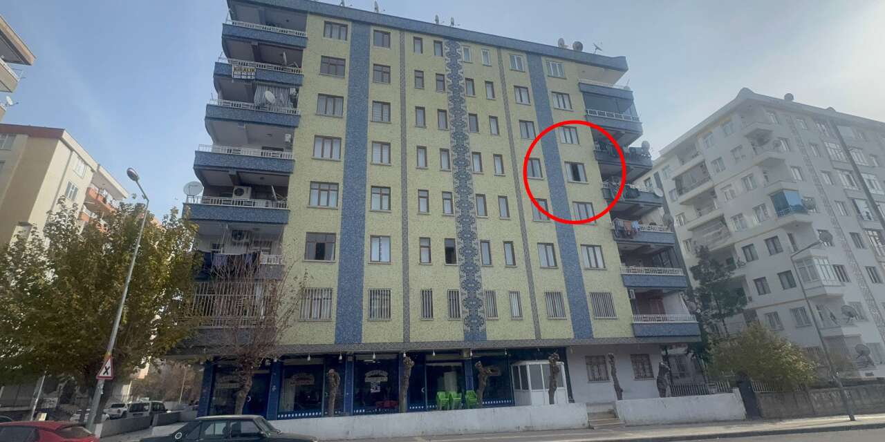 Annesinin 4. kattan aşağı attığı 3 aylık bebek öldü