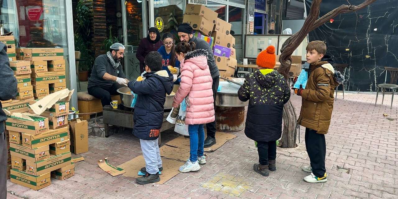 Konya’da şivlilikte dağıtılanı gören çocuklar buraya koştu
