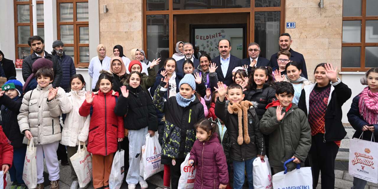 Başkan Altay çocuklara şivlilik dağıttı