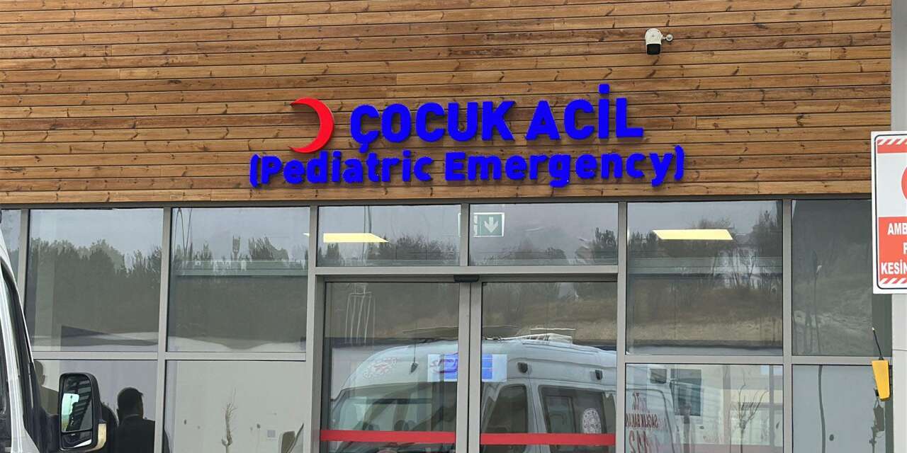 Dağıtılan çikolatadan yiyen 20 çocuk hastaneye kaldırıldı