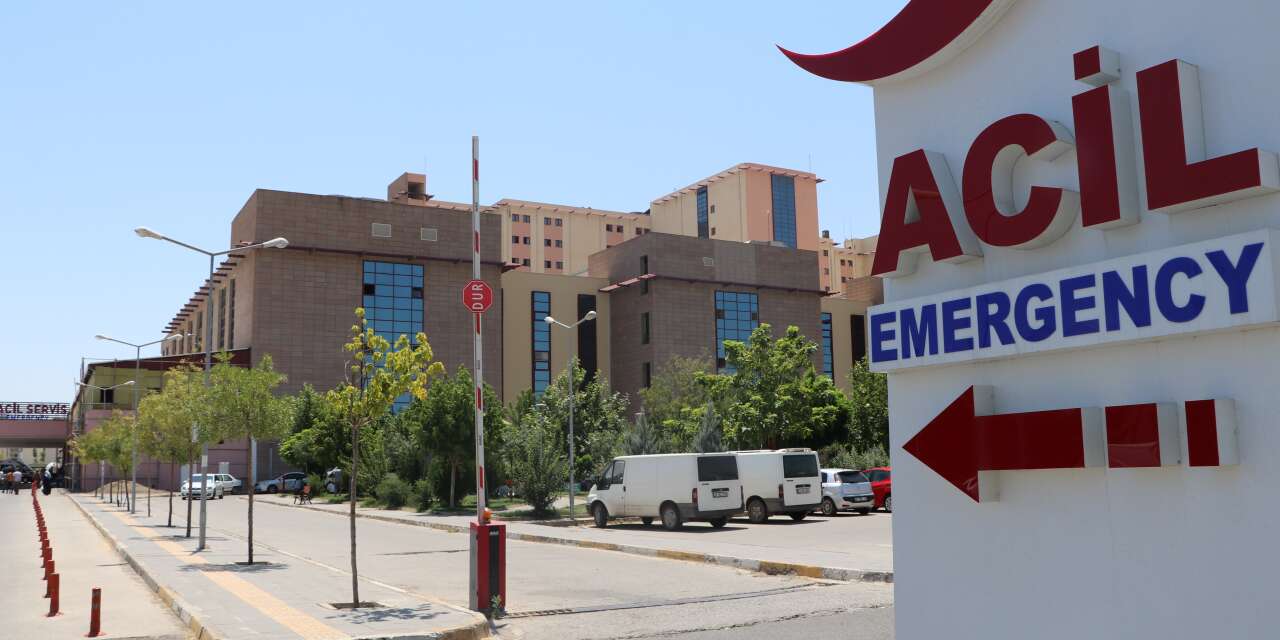 Eşiyle hastaneye gelen Ali öğretmen, acil serviste can verdi