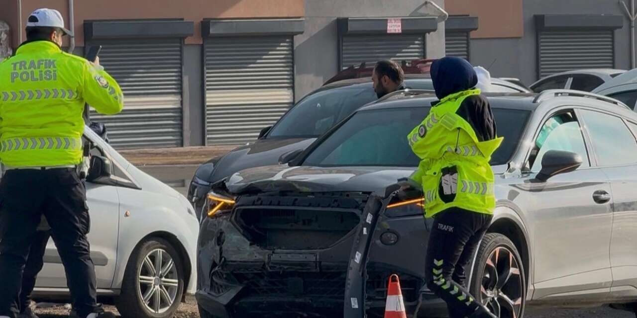 Konya’da iki otomobil çarpıştı! 2 kişi hastaneye kaldırıldı