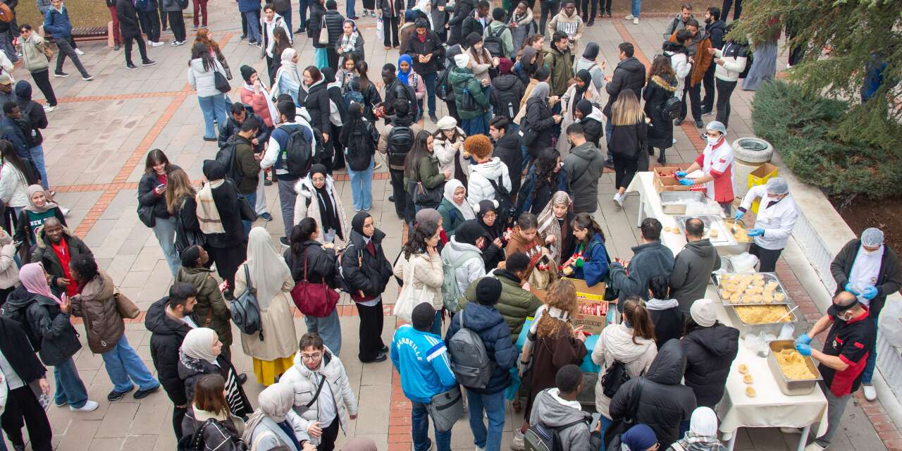 Selçuk Üniversitesi, öğrencileri fener alayı ve şivlilikle tanıştırdı