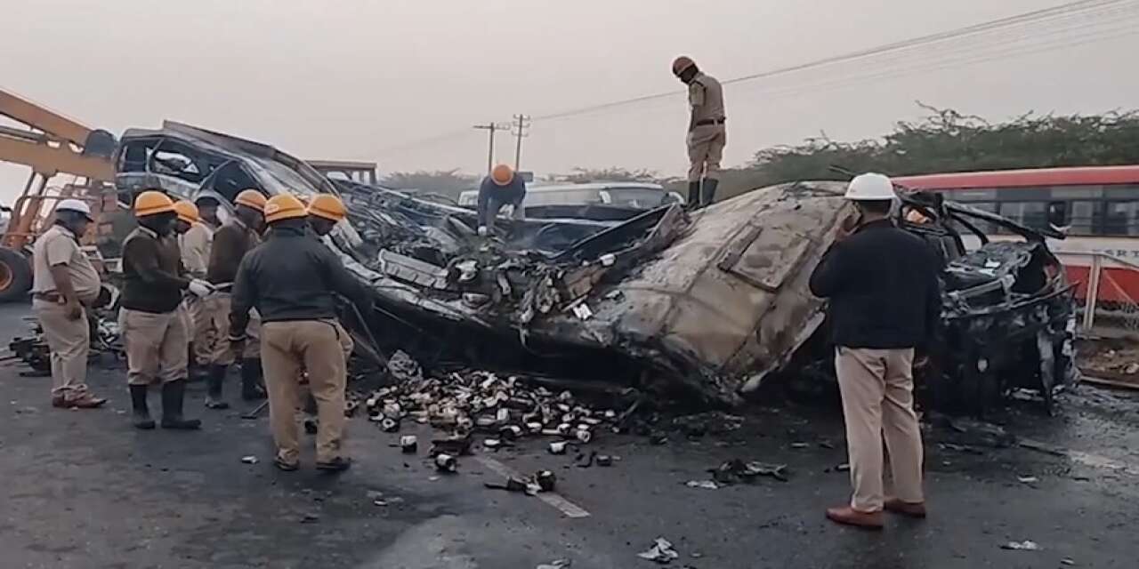 Yolcu otobüsü kamyonla çarpıştı! 9 ölü, 21 yaralı var