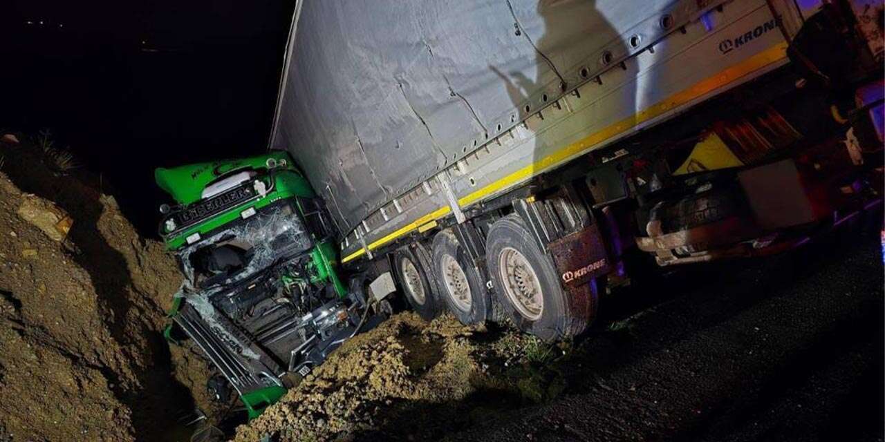 Konya yolunda feci TIR kazası! Sürücü ağır yaralı