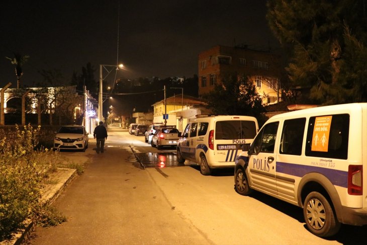 Boş binanın bahçesinde kumar oynayanlara baskın