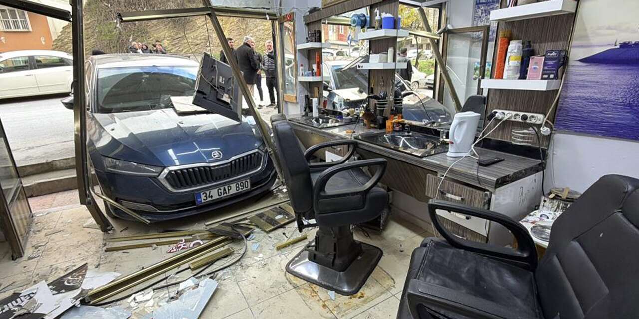 Tıraş olurken araba çarptı! Şoförsüz araç şaşırttı