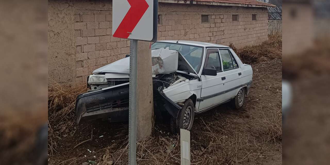 Konya’da araç elektrik direğine çarptı! Sürücü yaralı