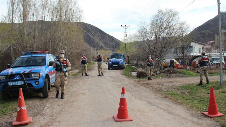 Karantinadaki köyden ayrılan 2 kişiye para cezası