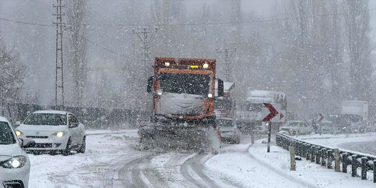 Kar yağışı etkisini artırdı, TIR’ların geçişi durduruldu