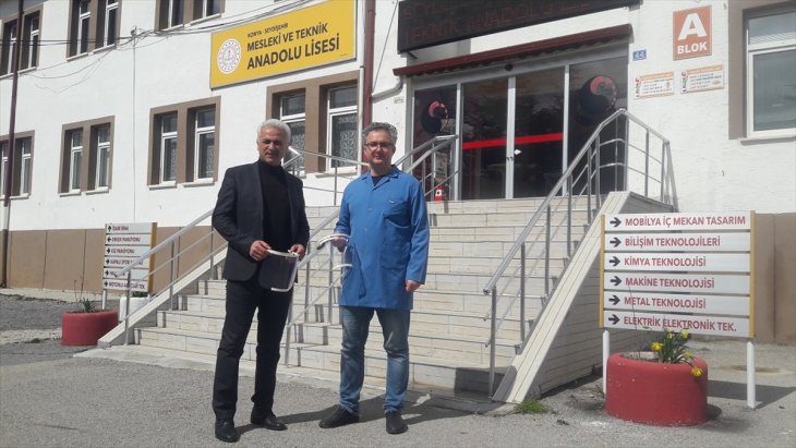 Seydişehir'de sağlık çalışanları için siperlikli maske üretiliyor