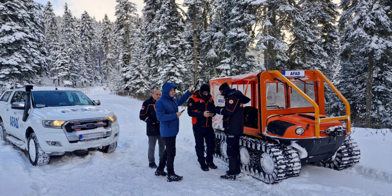 Kar yağışı yolları kapattı, mahsur kalanları ekipler kurtardı