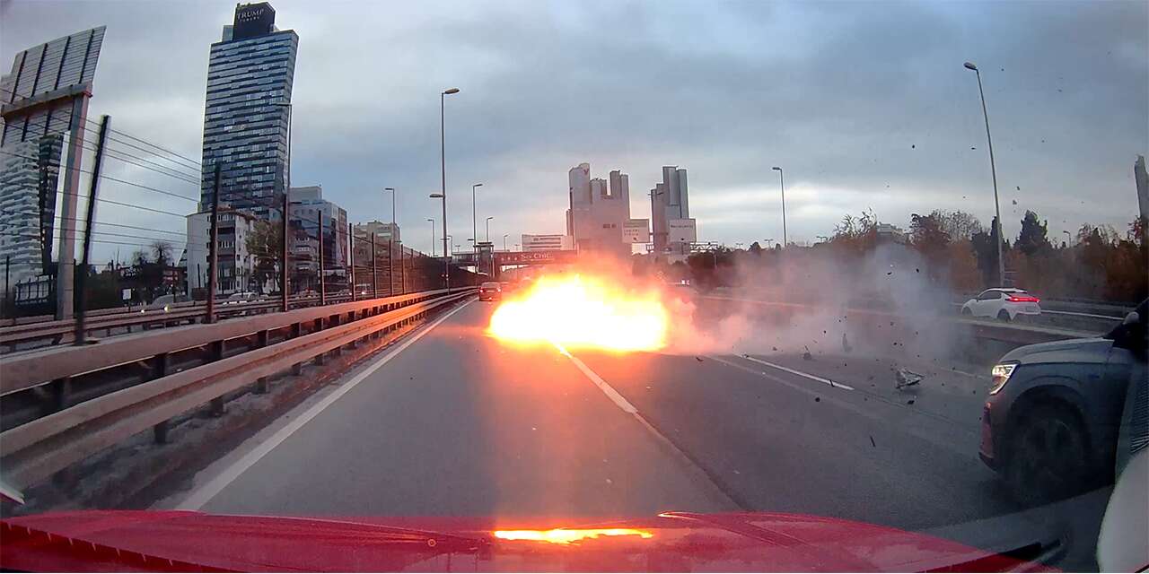 Makas atan sürücü faciaya yol açtı! Motor fırladı, araç yandı