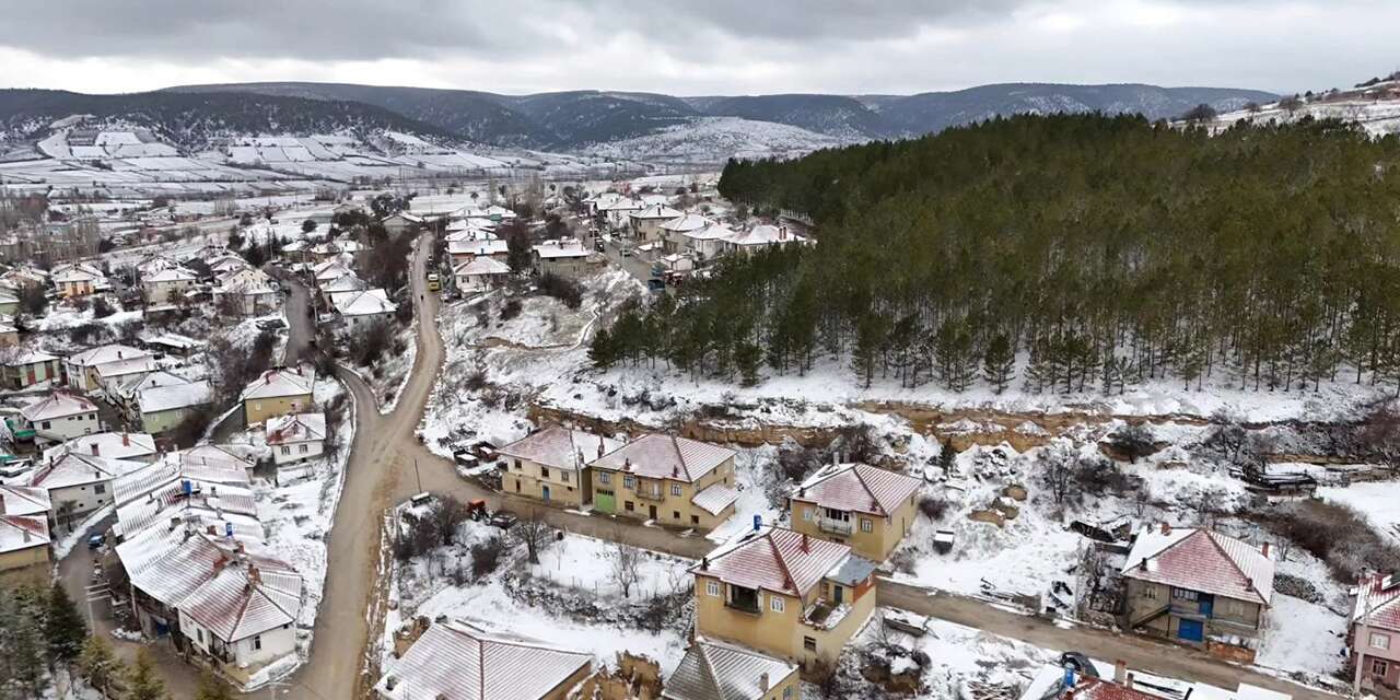 Konya’da kartpostallık kış manzarası! Bir mahalle beyaza büründü