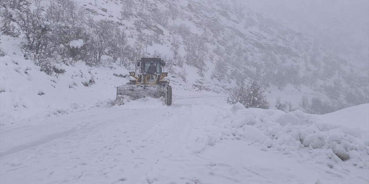 Kar yolları kapattı, 770 bölgeye ulaşım sağlanamıyor