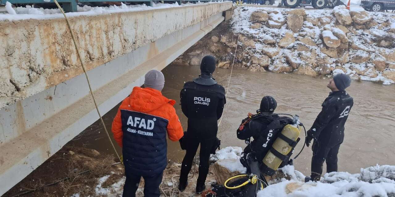 Otomobil kanala uçtu! Okul yolundaki baba ve 3 çocuğu aranıyor