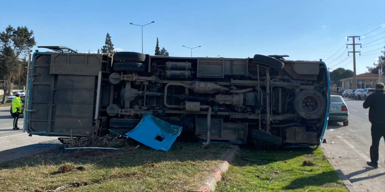 Hafif ticari araçla çarpışan otobüs devrildi! 17 yaralı var