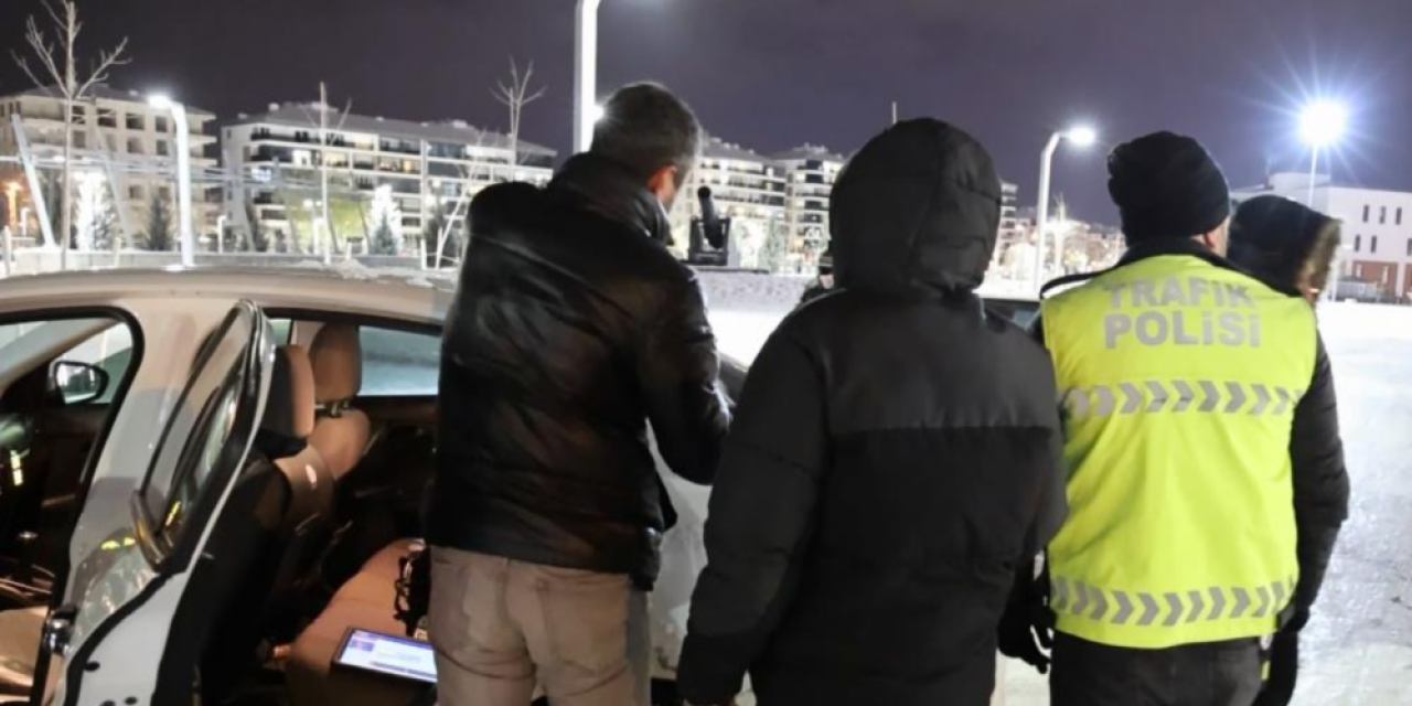 Buzlu otoparkta drift, gençlere çok pahalıya patladı