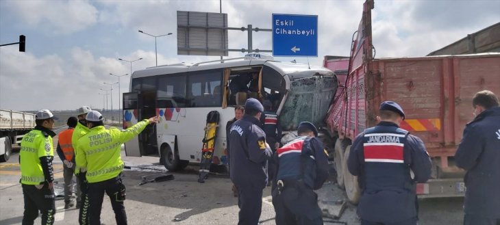 Konya-Aksaray kara yolunda feci kaza! Araçta sıkışanlar 1 saatte çıkartılabildi